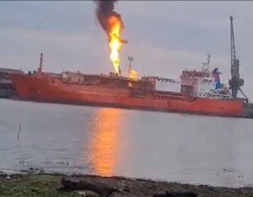 Ρωσική επίθεση κατά τουρκικού δεξαμενόπλοιου που μετέφερε υγραέριο σε λιμάνι της Οδησσού – Δείτε βίντεο