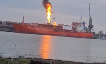 Ρωσική επίθεση κατά τουρκικού δεξαμενόπλοιου που μετέφερε υγραέριο σε λιμάνι της Οδησσού – Δείτε βίντεο