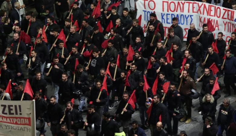 Συνολικά 23.000 διαδηλωτές συμμετείχαν στην πορεία για το Πολυτεχνείο – Δεν έγιναν επεισόδια