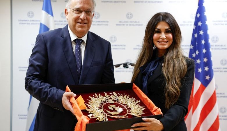 Συνάντηση Τάκη Θεοδωρικάκου με την πρέσβειρα των ΗΠΑ, Κίμπερλι Γκιλφόιλ