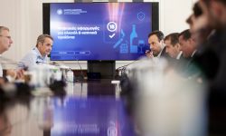 Σύσκεψη υπό τον Μητσοτάκη για την πώληση καπνικών προϊόντων και αλκοολούχων ποτών σε ανήλικους