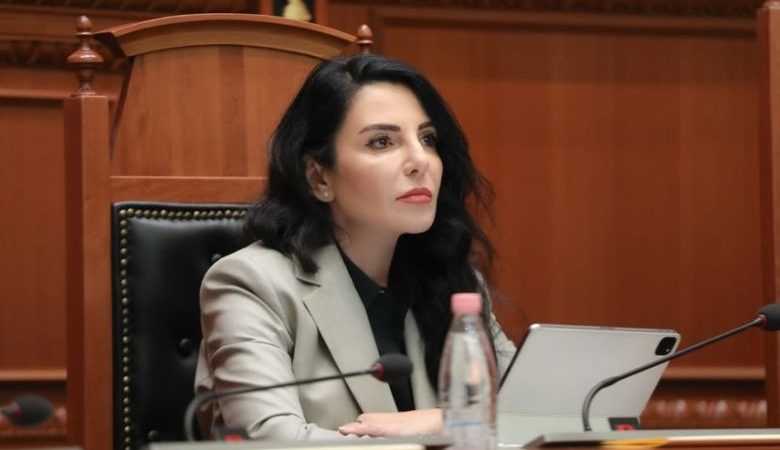 Αλβανικό δικαστήριο έπαυσε την αναπληρώτρια πρωθυπουργό λόγω κατηγοριών για διαφθορά