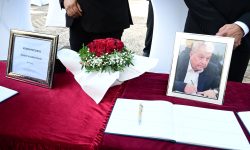 Στο Πάρκο Ελευθερίας πραγματοποιείται η πολιτική κηδεία του Αλέκου Φλαμπουράρη