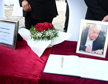 Στο Πάρκο Ελευθερίας πραγματοποιείται η πολιτική κηδεία του Αλέκου Φλαμπουράρη