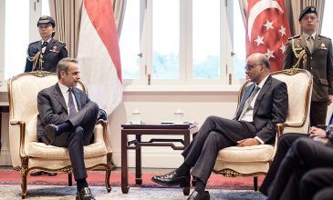 Συνάντηση Μητσοτάκη με τον πρωθυπουργό και τον πρόεδρο της Σιγκαπούρης – «Είναι πραγματική χαρά να βρίσκομαι εδώ. Είμαστε και οι δύο ναυτιλιακές χώρες»