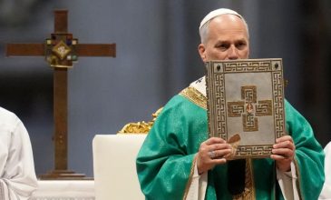 O πάπας Λέων προσευχήθηκε στον τάφο του Αγίου Φραγκίσκου