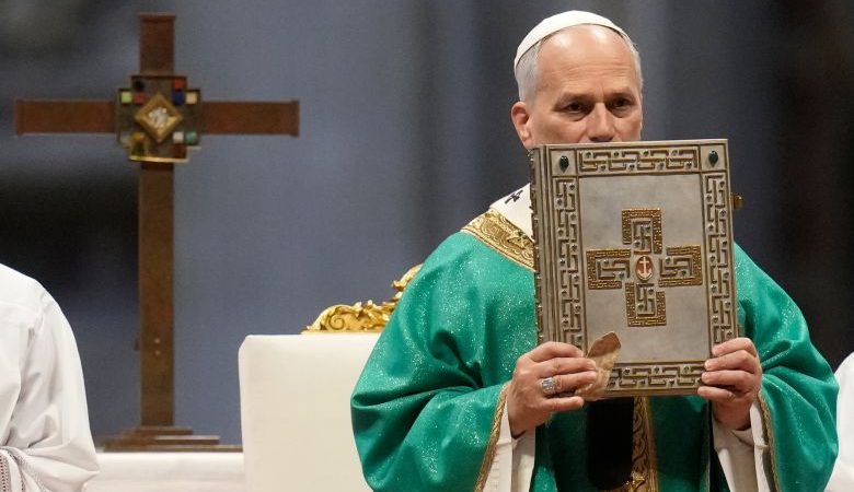 O πάπας Λέων προσευχήθηκε στον τάφο του Αγίου Φραγκίσκου