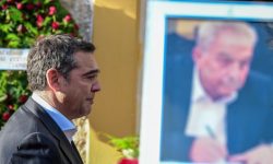 «Έσπασε» ο Αλέξης Τσίπρας στην κηδεία του Αλέκου Φλαμπουράρη: «Σού υπόσχομαι ότι δεν θα παραδώσουμε ούτε την ψυχή μας στη γοητεία της όποιας εξουσίας»