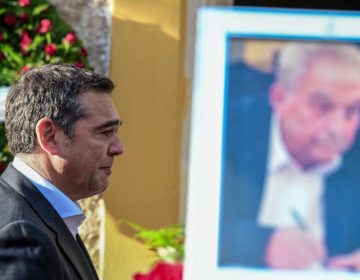 «Έσπασε» ο Αλέξης Τσίπρας στην κηδεία του Αλέκου Φλαμπουράρη: «Σού υπόσχομαι ότι δεν θα παραδώσουμε ούτε την ψυχή μας στη γοητεία της όποιας εξουσίας»