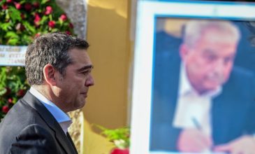 «Έσπασε» ο Αλέξης Τσίπρας στην κηδεία του Αλέκου Φλαμπουράρη: «Σού υπόσχομαι ότι δεν θα παραδώσουμε ούτε την ψυχή μας στη γοητεία της όποιας εξουσίας»