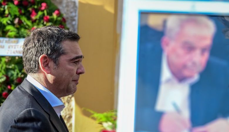«Έσπασε» ο Αλέξης Τσίπρας στην κηδεία του Αλέκου Φλαμπουράρη: «Σού υπόσχομαι ότι δεν θα παραδώσουμε ούτε την ψυχή μας στη γοητεία της όποιας εξουσίας»