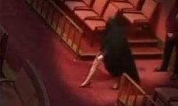 Αυστραλία: Ακροδεξιά γερουσιαστής εμφανίστηκε με μπούρκα μέσα στο κοινοβούλιο και προκάλεσε οργισμένες αντιδράσεις