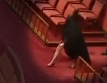 Αυστραλία: Ακροδεξιά γερουσιαστής εμφανίστηκε με μπούρκα μέσα στο κοινοβούλιο και προκάλεσε οργισμένες αντιδράσεις