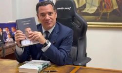 Ο Αλέξης Τσίπρας έστειλε το βιβλίο του στον Άδωνι Γεωργιάδη – «Η ιστορία σε μαθαίνει να διαλέγεις καλούς συνεργάτες»