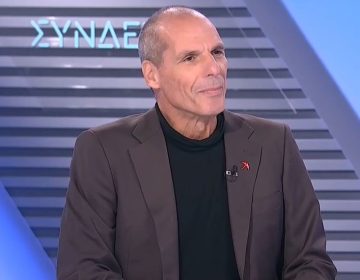 Βαρουφάκης: Ο Τσίπρας θέλει να παρουσιάσει την ενοχή του ως αφέλεια