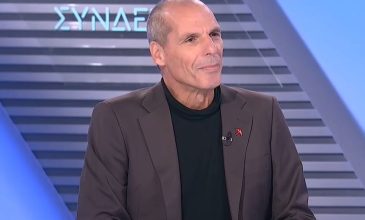 Βαρουφάκης: Ο Τσίπρας θέλει να παρουσιάσει την ενοχή του ως αφέλεια