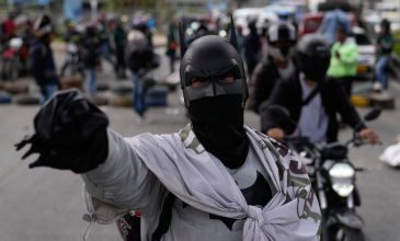 H ανθρώπινη συμπεριφορά σε δημόσιους χώρους βελτιώνεται, όταν είναι κοντά ο Μπάτμαν