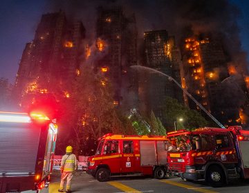 Φονική πυρκαγιά στο Χονγκ Κονγκ: Τους 151 έφτασαν οι νεκροί – Οι αρχές προειδοποιούν κατά των “ανακριβών” ισχυρισμών που διαδίδονται στο διαδίκτυο