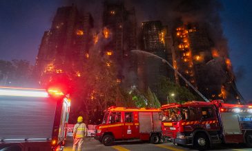 Φονική πυρκαγιά στο Χονγκ Κονγκ: Τους 151 έφτασαν οι νεκροί – Οι αρχές προειδοποιούν κατά των “ανακριβών” ισχυρισμών που διαδίδονται στο διαδίκτυο