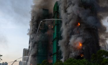 Πυρκαγιά σε ουρανοξύστες του Χονγκ Κονγκ: Ο αριθμός των νεκρών ανήλθε σε 159 – Η αστυνομία προχώρησε σε έξι ακόμη συλλήψεις