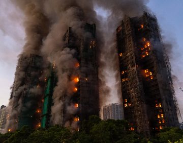 Πύρινη κόλαση στο Χονγκ Κονγκ: Καίγονται ουρανοξύστες – Τουλάχιστον 13 νεκροί, πολλοί τραυματίες