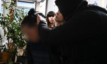 Έγκλημα στη Σαλαμίνα: Η επιλεκτική μνήμη της 46χρονης – «Θυμάμαι μέχρι το σημείο που πήγα με το αυτοκίνητο μου και πάρκαρα δίπλα από το σπίτι»