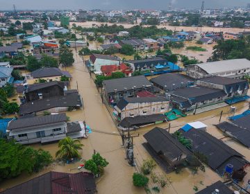 Φονικές πλημμύρες στην Ταϊλάνδη με 33 νεκρούς – Μεταφορά ασθενών σε κρίσιμη κατάσταση από νοσοκομείο