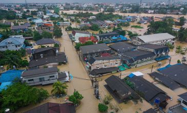 Φονικές πλημμύρες στην Ταϊλάνδη με 33 νεκρούς – Μεταφορά ασθενών σε κρίσιμη κατάσταση από νοσοκομείο
