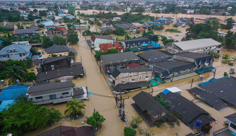 Φονικές πλημμύρες στην Ταϊλάνδη με 33 νεκρούς – Μεταφορά ασθενών σε κρίσιμη κατάσταση από νοσοκομείο