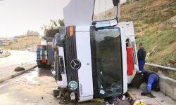 Ανετράπη φορτηγό στη Λεωφόρο Σχιστού – Νεκρή η μητέρα του οδηγού, η οποία βρισκόταν στο όχημα