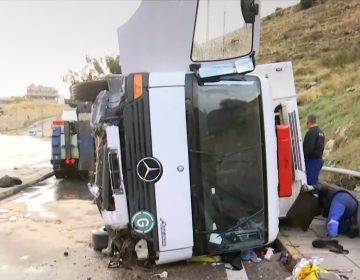 Ανετράπη φορτηγό στη Λεωφόρο Σχιστού – Νεκρή η μητέρα του οδηγού, η οποία βρισκόταν στο όχημα