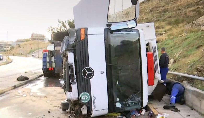 Ανετράπη φορτηγό στη Λεωφόρο Σχιστού – Νεκρή η μητέρα του οδηγού, η οποία βρισκόταν στο όχημα