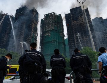 Ασύλληπτη η καταστροφή από τη φωτιά στο Χονγκ Κονγκ: Τουλάχιστον 55 νεκροί, δεκάδες αγνοούμενοι – Οι πυροσβέστες εξακολουθούν να δίνουν μάχη