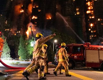 «Ανεξάρτητη» έρευνα για την καταστροφική πυρκαγιά σε συγκρότημα πολυκατοικιών, υπόσχεται ο επικεφαλής των τοπικών αρχών