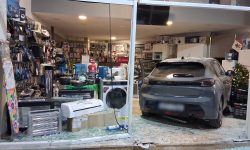 Χαμός στο Ναύπλιο: Αυτοκίνητο προσέκρουσε με σφοδρότητα στην τζαμαρία καταστήματος ηλεκτρικών ειδών – Η οδηγός προσπαθούσε να παρκάρει