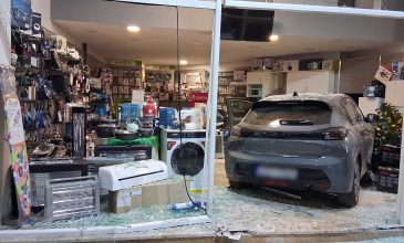Χαμός στο Ναύπλιο: Αυτοκίνητο προσέκρουσε με σφοδρότητα στην τζαμαρία καταστήματος ηλεκτρικών ειδών – Η οδηγός προσπαθούσε να παρκάρει