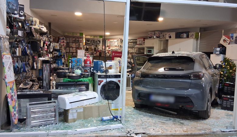 Χαμός στο Ναύπλιο: Αυτοκίνητο προσέκρουσε με σφοδρότητα στην τζαμαρία καταστήματος ηλεκτρικών ειδών – Η οδηγός προσπαθούσε να παρκάρει