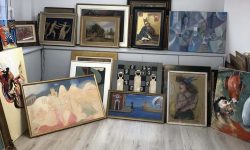 Δύο συλλήψεις στην Αττική για κατοχή πλαστών έργων τέχνης – Κατασχέθηκαν πάνω από 400 πίνακες ζωγραφικής, όπλα και σφαίρες