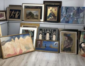 Δύο συλλήψεις στην Αττική για κατοχή πλαστών έργων τέχνης – Κατασχέθηκαν πάνω από 400 πίνακες ζωγραφικής, όπλα και σφαίρες
