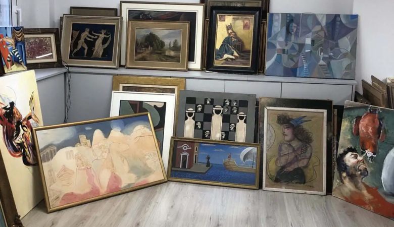 Δύο συλλήψεις στην Αττική για κατοχή πλαστών έργων τέχνης – Κατασχέθηκαν πάνω από 400 πίνακες ζωγραφικής, όπλα και σφαίρες