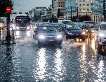 Προβλήματα από την ισχυρή βροχόπτωση σε Αττική και Τροιζηνία – Διακοπή κυκλοφορίας στην Ποσειδώνος, φούσκωσε ο Κηφισός
