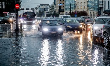 Προβλήματα από την ισχυρή βροχόπτωση σε Αττική και Τροιζηνία – Διακοπή κυκλοφορίας στην Ποσειδώνος, φούσκωσε ο Κηφισός