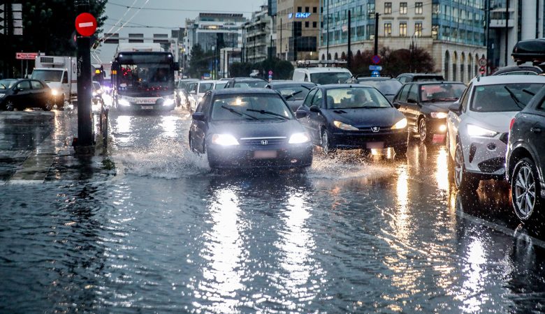 Προβλήματα από την ισχυρή βροχόπτωση σε Αττική και Τροιζηνία – Διακοπή κυκλοφορίας στην Ποσειδώνος, φούσκωσε ο Κηφισός