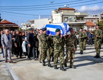 Σε κλίμα οδύνης ο αποχαιρετισμός του 19χρονου στρατιώτη που τραυματίστηκε θανάσιμα στην εκπαιδευτική άσκηση στη Ρόδο