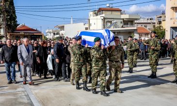 Σε κλίμα οδύνης ο αποχαιρετισμός του 19χρονου στρατιώτη που τραυματίστηκε θανάσιμα στην εκπαιδευτική άσκηση στη Ρόδο