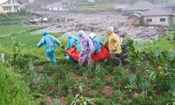 Φονικές πλημμύρες στην Ινδονησία – Στους 631 οι νεκροί