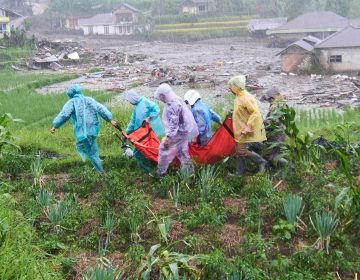 Φονικές πλημμύρες στην Ινδονησία – Στους 631 οι νεκροί