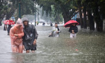 Τραγικός απολογισμός μετά τις πλημμύρες στην Ινδονησία – Πάνω από 80 οι νεκροί