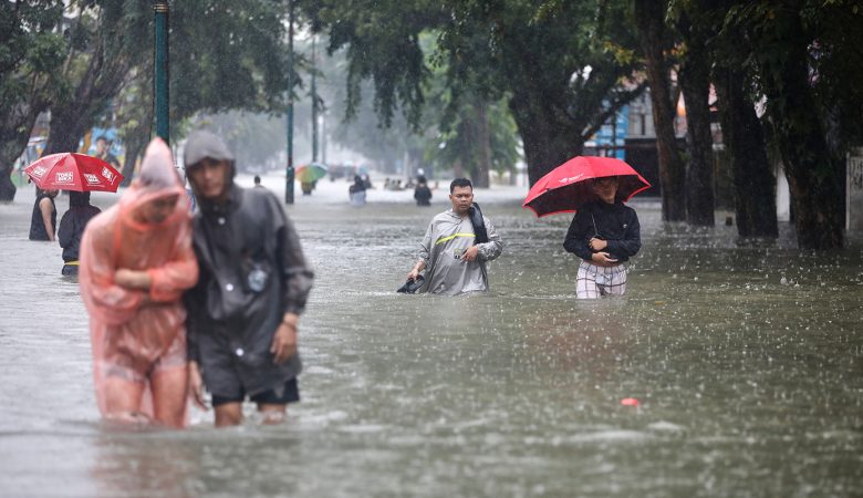 Τραγικός απολογισμός μετά τις πλημμύρες στην Ινδονησία – Πάνω από 80 οι νεκροί