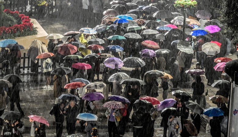 Άνοιξαν οι ουρανοί στην Αττική, δρόμοι μετατράπηκαν σε ποτάμια